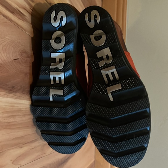 Size 7.5 red and brown sorel boots - Picture 3 of 4